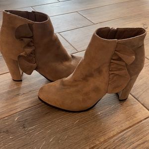 Brown faux suede fall ankle boots Bella Marie Asaka size 8